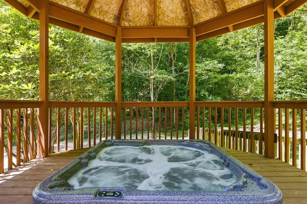 Outdoor spa tub