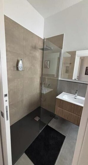 Douche, sèche-cheveux, bidet, serviettes fournies