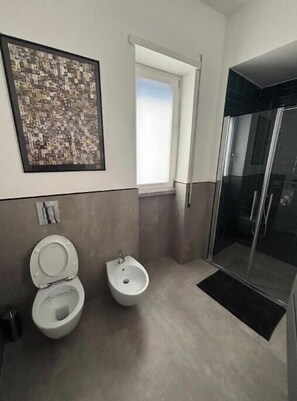 Shower, hair dryer, bidet, towels - The sea from the rooftops (Napoli)