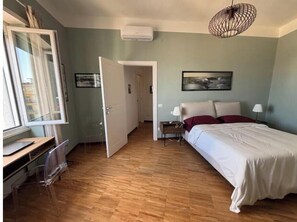 3 bedrooms, iron/ironing board, free WiFi, bed sheets - The sea from the rooftops (Napoli)
