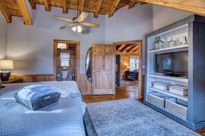 4 bedrooms, desk, iron/ironing board, WiFi - Timber Breeze - game room, hot tub, pets, firepit (Blue Ridge)
