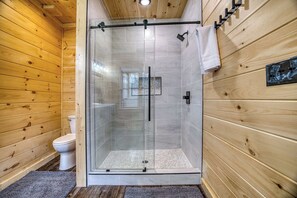 Shower, hair dryer, towels, shampoo - Timber Breeze - game room, hot tub, pets, firepit (Blue Ridge)