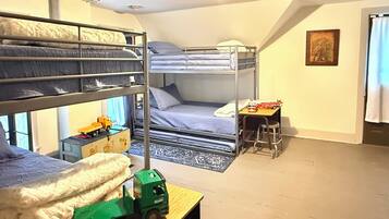 5 bedrooms, iron/ironing board, WiFi, bed sheets