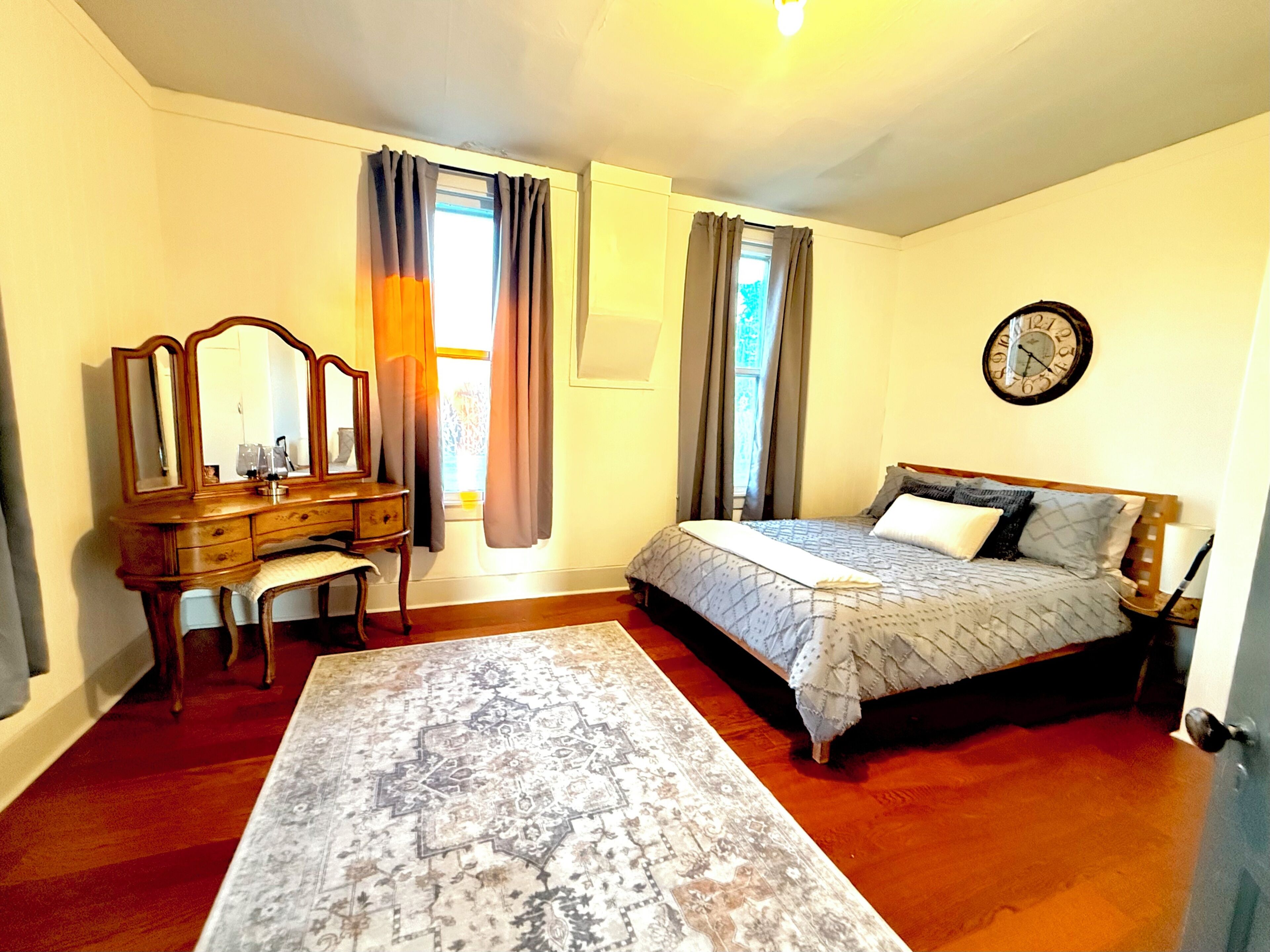 5 bedrooms, iron/ironing board, WiFi, bed sheets
