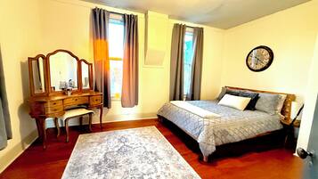 5 bedrooms, iron/ironing board, WiFi, bed sheets