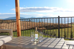 Outdoor dining - Luxurious Retreat in Lake Chelan with Hot Tub (Chelan)