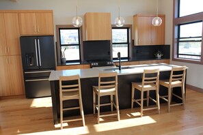 Private kitchen - Luxurious Retreat in Lake Chelan with Hot Tub (Chelan)