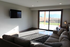 Smart TV - Luxurious Retreat in Lake Chelan with Hot Tub (Chelan)
