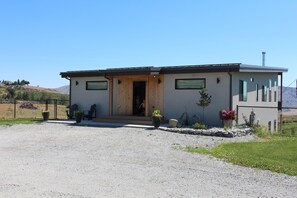 Exterior - Luxurious Retreat in Lake Chelan with Hot Tub (Chelan)