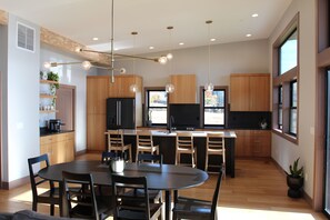 Dining - Luxurious Retreat in Lake Chelan with Hot Tub (Chelan)