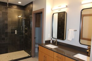 Towels, soap, toilet paper - Luxurious Retreat in Lake Chelan with Hot Tub (Chelan)