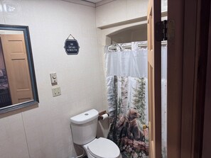 Regadera, toallas, papel de baño 