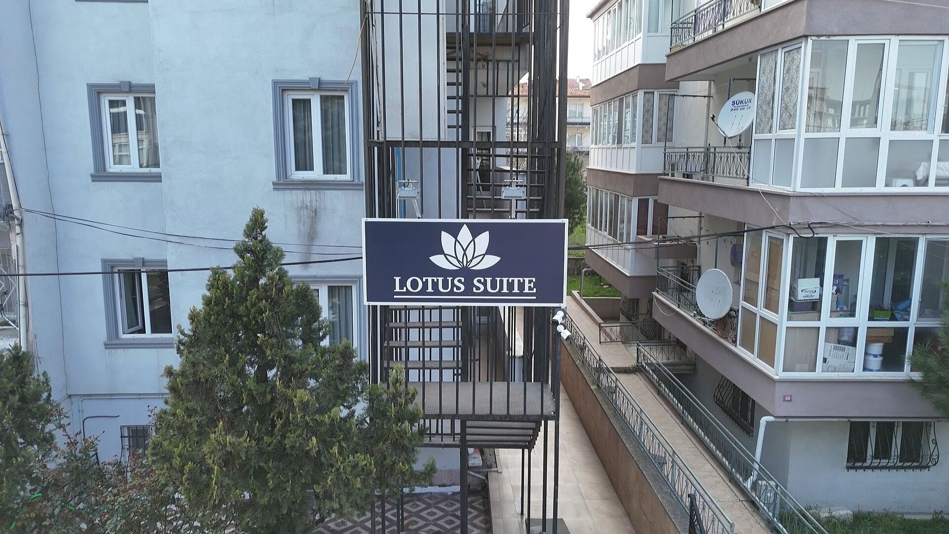 تفاصيل الفندق من الخارج