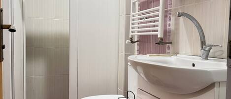 Apartment, Balcony | Bathroom | Shower, hair dryer, towels, soap