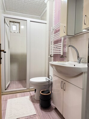 Appartement, balkon | Badkamer