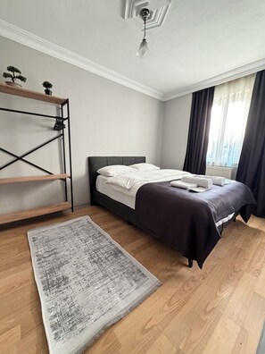 Apartamento, sacada | Escrivaninha, espaço de trabalho para notebook, Wi-Fi de cortesia