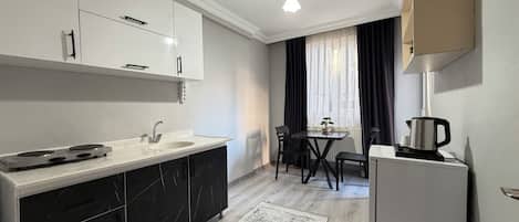Apartment, Balcony | Private kitchen | Mini-fridge, stovetop, cookware/dishes/utensils