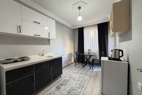 Apartment, Balcony | Dapur peribadi | Peti sejuk mini, dapur, alat memasak/pinggan mangkuk/perkakas dapur