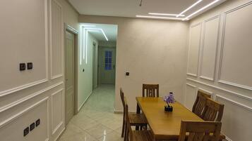 Klassiek appartement, uitzicht op de stad | Dineren