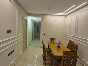 Apartamento clásico, vistas a la ciudad | Restauración