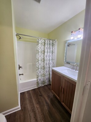 Hair dryer, towels, soap, toilet paper - Cozy Bungalow Close to Truist Park & Downtown (Mableton)