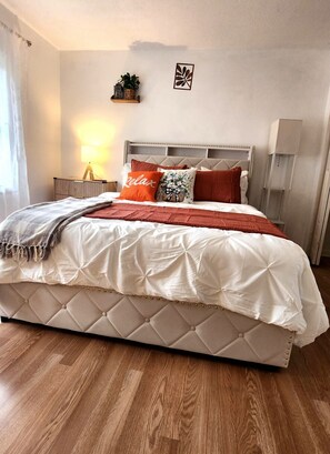 2 bedrooms, iron/ironing board, free WiFi, bed sheets - Cozy Bungalow Close to Truist Park & Downtown (Mableton)