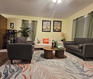 Smart TV, video library - Cozy Bungalow Close to Truist Park & Downtown (Mableton)