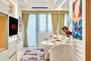 Smart TV - Stylish & Spacious 2BR Condo with Pool Access Near MOA & Airport Sleeps 4–5 (Pasay City)