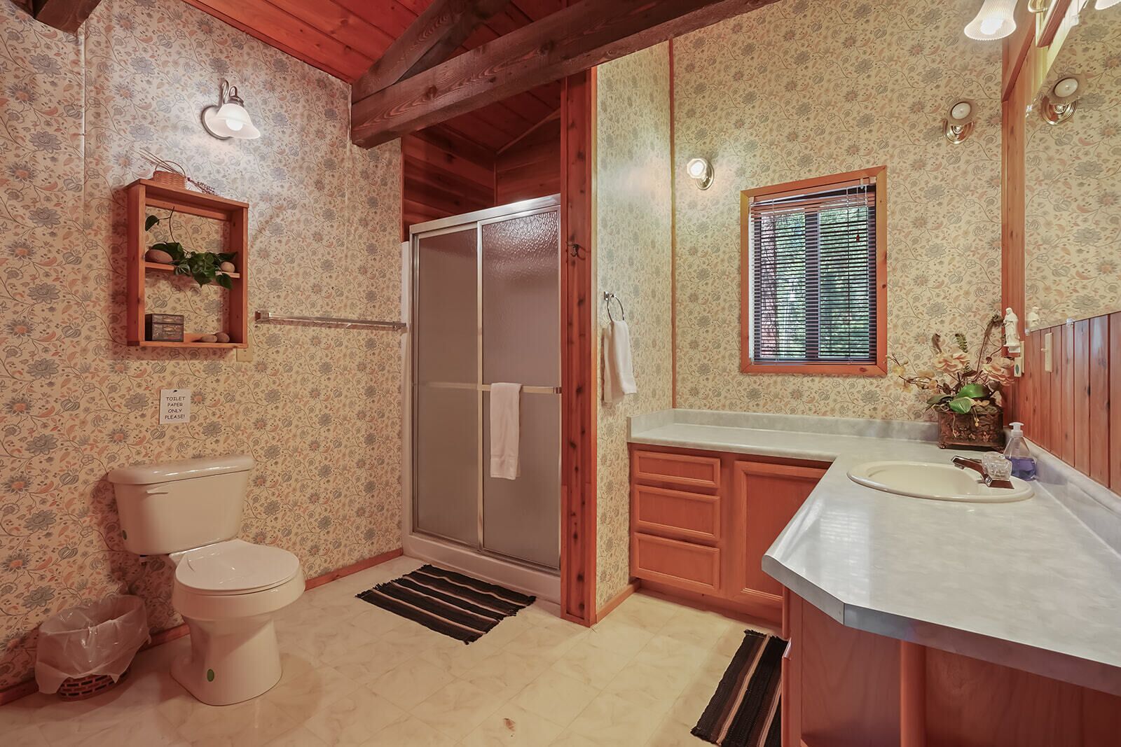 Douche, sèche-cheveux, serviettes fournies, savon
