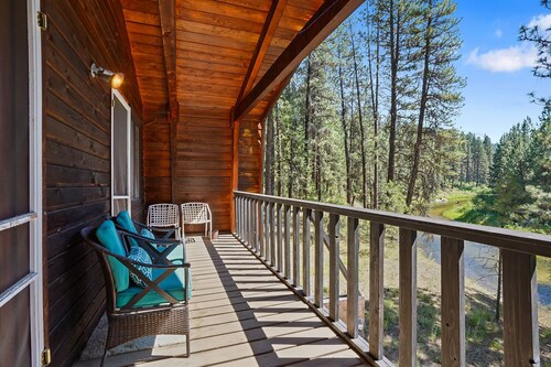 Rivers Edge, 3 bedroom cabin with River Access