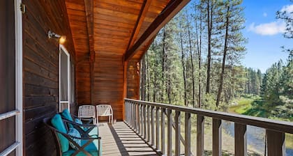 Rivers Edge, 3 bedroom cabin with River Access