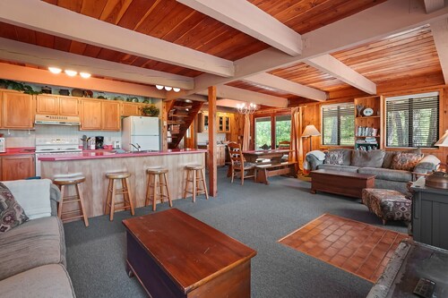 Rivers Edge, 3 bedroom cabin with River Access
