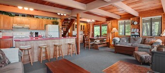 Rivers Edge, 3 bedroom cabin with River Access
