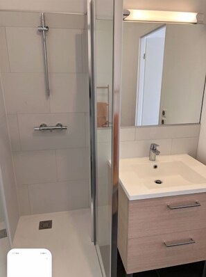 Bathroom - Vrbo Property (Aix-en-Provence)