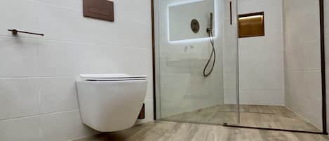 Dusche, Haartrockner, Bidet, HandtĂŒcher