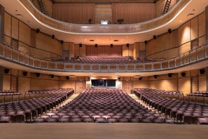 Meeting facility - Light-Filled 4BR Toronto Gem with Private Sun Deck (Toronto)