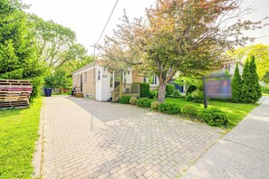 Exterior - Light-Filled 4BR Toronto Gem with Private Sun Deck (Toronto)