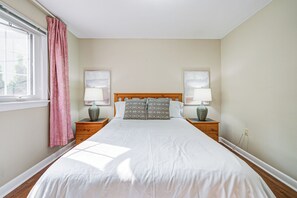 Room - Light-Filled 4BR Toronto Gem with Private Sun Deck (Toronto)