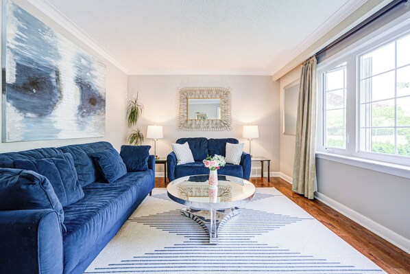 Living area - Light-Filled 4BR Toronto Gem with Private Sun Deck (Toronto)