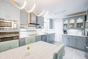Private kitchen - Light-Filled 4BR Toronto Gem with Private Sun Deck (Toronto)