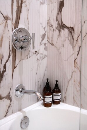 Douche, articles de toilette écologiques, sèche-cheveux