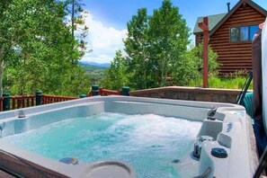 Outdoor spa tub - Lincoln Lodge | Hot Tub • Fireplace • Views (Silverthorne)
