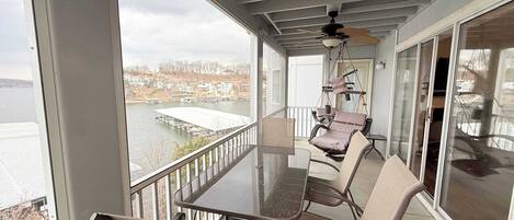 Apartment, Mehrere Betten, Balkon (By The Lake) | Speisen im Freien