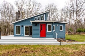 Exterior detail - NEW: Sunny Modern Home in Narrowsburg (Narrowsburg)