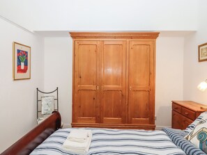 2 bedrooms, individually decorated, individually furnished, free WiFi - Boats Galore - Torquay Marina&nbsp; (Torquay)