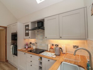Dishwasher, cookware/dishes/utensils - Bumble Bee Lodge (Filey)