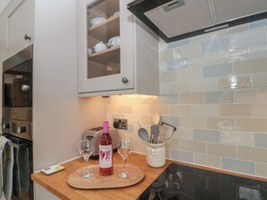 Dishwasher, cookware/dishes/utensils - Bumble Bee Lodge (Filey)