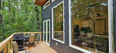 Wildwood Cabins Secluded Lakeside Cabin w/ High-End Private Hot Tub & Fire Pit