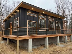 Exterior - Secluded 2-bedroom cabin in the woods near Pomme De Terre lake. Private hot tub (Pittsburg)