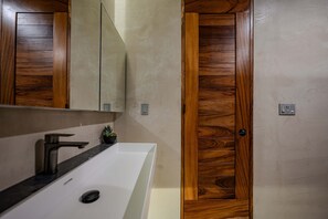Dusche, Haartrockner, Handtücher, Shampoo